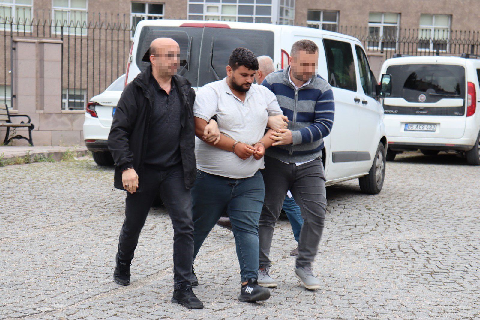 2.3 milyon liralık vurgun! 'İstihbaratçı polis' gerçek polise yakalandı 2.3 milyon liralık vurgun! 'İstihbaratçı polis' gerçek polise yakalandı - 1. Resim