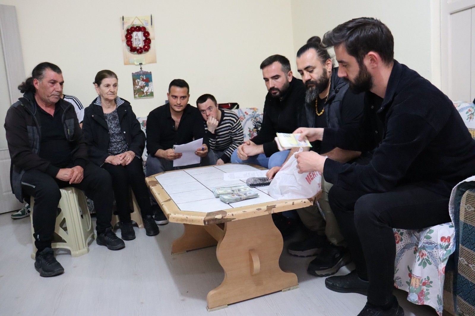 2.3 milyon liralık vurgun! 'İstihbaratçı polis' gerçek polise yakalandı 2.3 milyon liralık vurgun! 'İstihbaratçı polis' gerçek polise yakalandı - 2. Resim