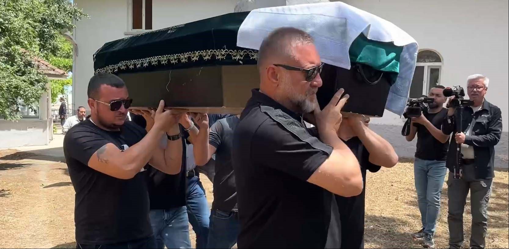 312 gün sonra kemik parçaları bulunmuştu! Korhan Berzeg son yolculuğuna uğurlandı 312 gün sonra kemik parçaları bulunmuştu! Korhan Berzeg son yolculuğuna uğurlandı - 1. Resim