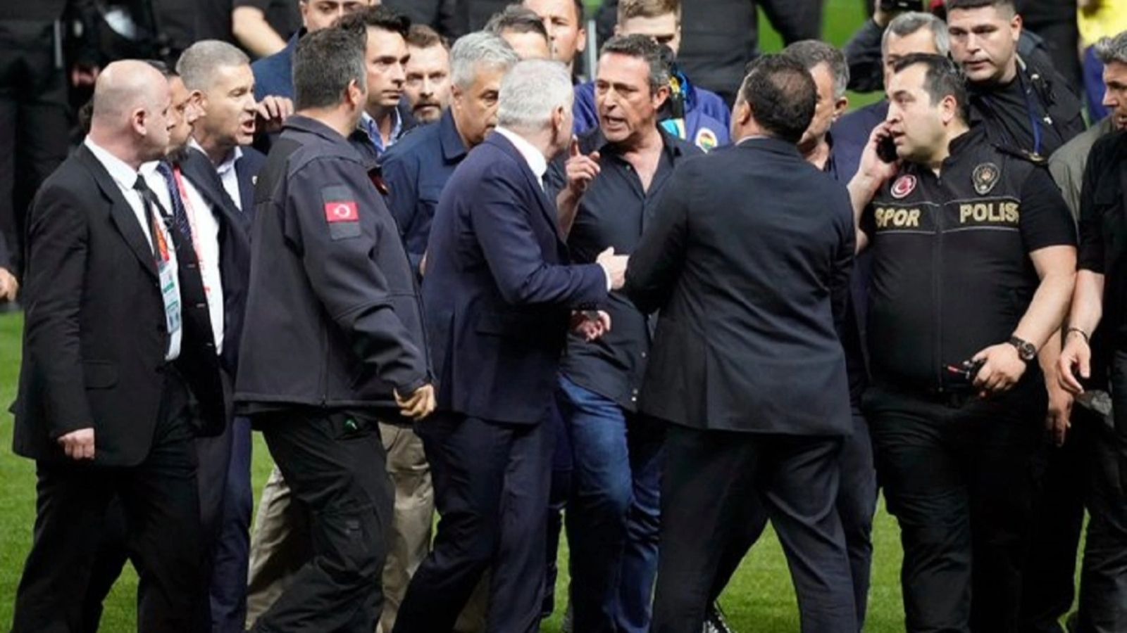 Ali Koç transfer sayısı ve mevki açıkladı! 'Tarihin en iyi kadrosuna sahibiz' Ali Koç transfer sayısı ve mevki açıkladı! 'Tarihin en iyi kadrosuna sahibiz' - 1. Resim