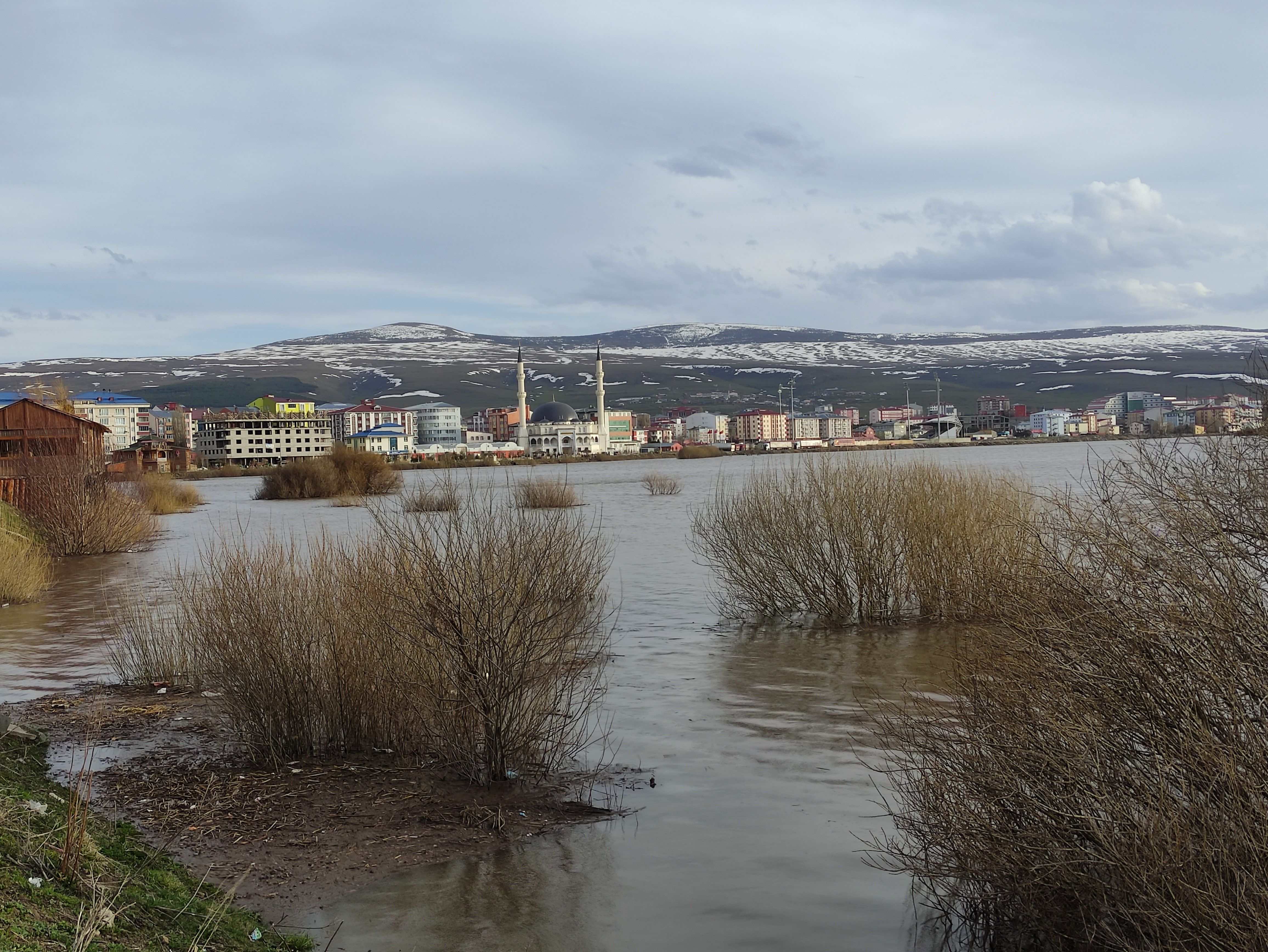 Ardahan'da üçüncü taşkın! Ovaydı, göl oldu... Görenler sahil sandı Ardahan'da üçüncü taşkın! Ovaydı, göl oldu... Görenler sahil sandı - 2. Resim