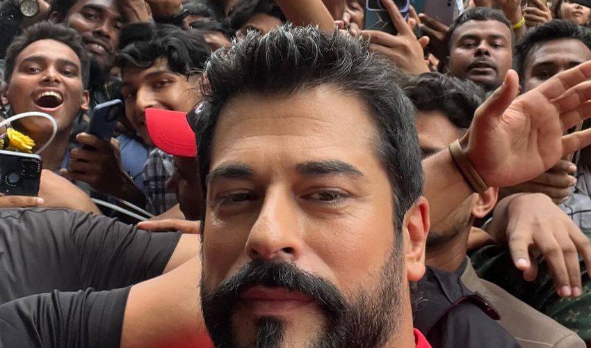 Bangladeş’te Burak Özçivit izdihamı! Polis koruması da yetmedi Bangladeş’te Burak Özçivit izdihamı! Polis koruması da yetmedi - 2. Resim