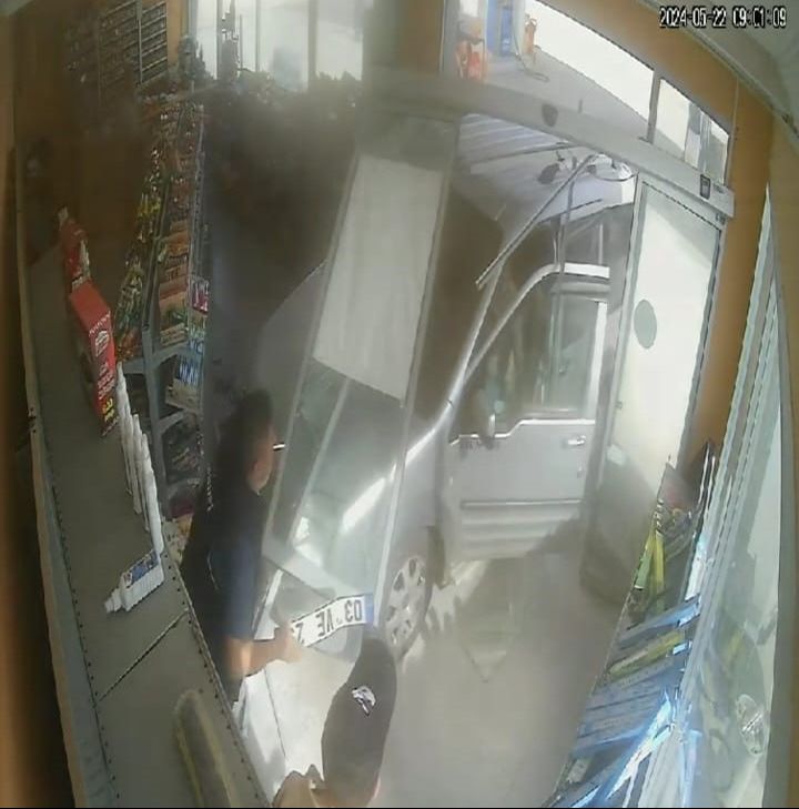 Düştü ama sigarasından ödün vermedi! İlginç kavga kameraya yansıdı Düştü ama sigarasından ödün vermedi! İlginç kavga kameraya yansıdı - 2. Resim