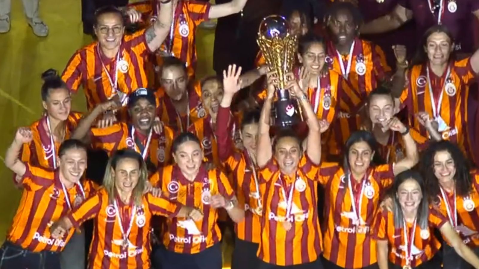 Şampiyon Galatasaray kupasına kavuştu! RAMS PARK'ta görkemli kutlama Galatasaray 24. şampiyonluğunu kutluyor | CANLI - 1. Resim