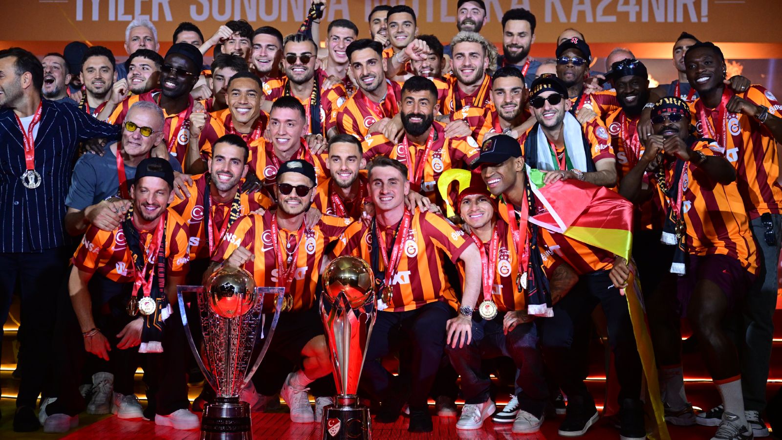Şampiyon Galatasaray kupasına kavuştu! RAMS PARK'ta görkemli kutlama Galatasaray 24. şampiyonluğunu kutluyor | CANLI - 1. Resim