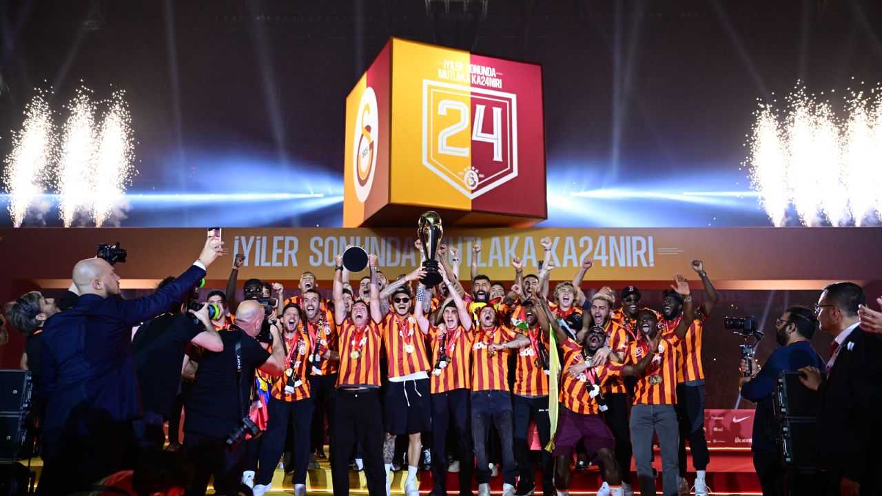 Şampiyon Galatasaray kupasına kavuştu! RAMS PARK&#039;ta görkemli kutlama