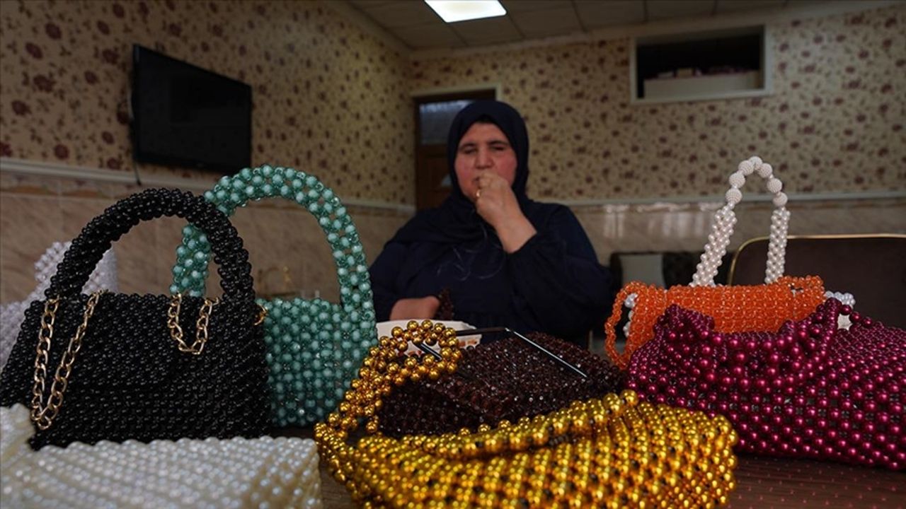 Gözlerini ve bir elini kaybeden Iraklı kadın el işi çantalar üretiyor!