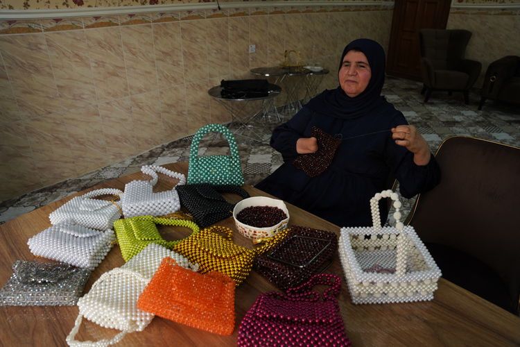 Gözlerini ve bir elini kaybeden Iraklı kadın el işi çantalar üretiyor! - 3. Resim
