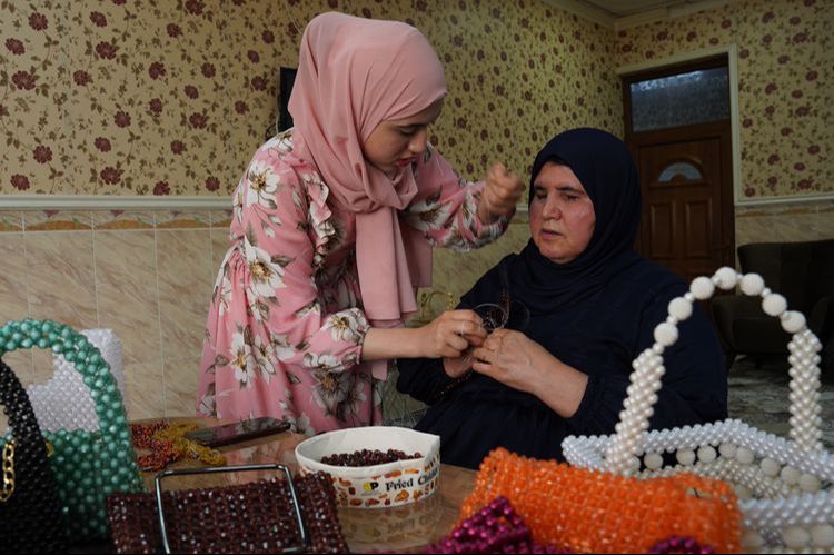 Gözlerini ve bir elini kaybeden Iraklı kadın el işi çantalar üretiyor! - 1. Resim