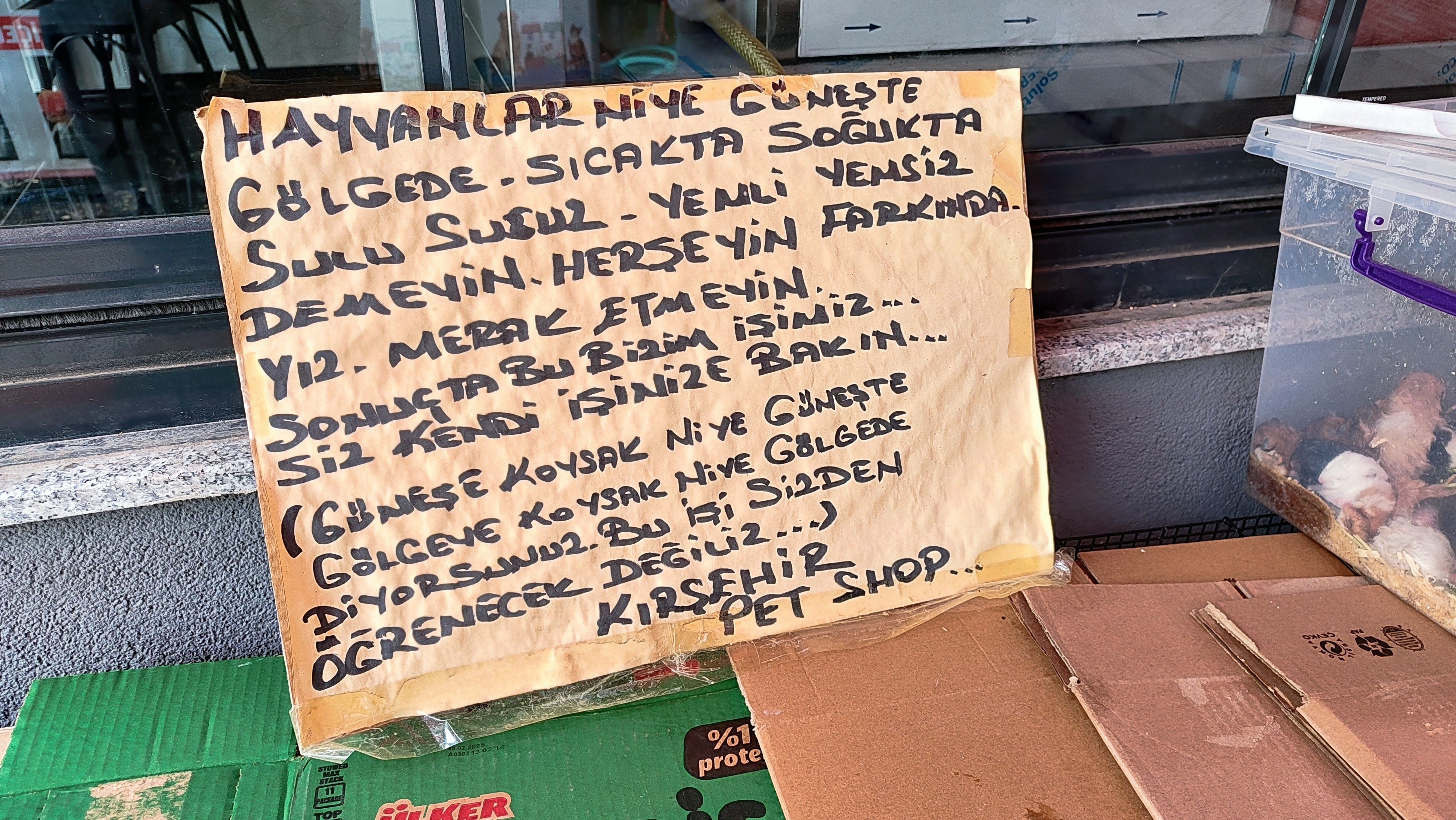 İşine karışanlara sinirlendi, astığı pankart ilgi odağı oldu İşine karışanlara sinirlendi, astığı pankart ilgi odağı oldu - 1. Resim