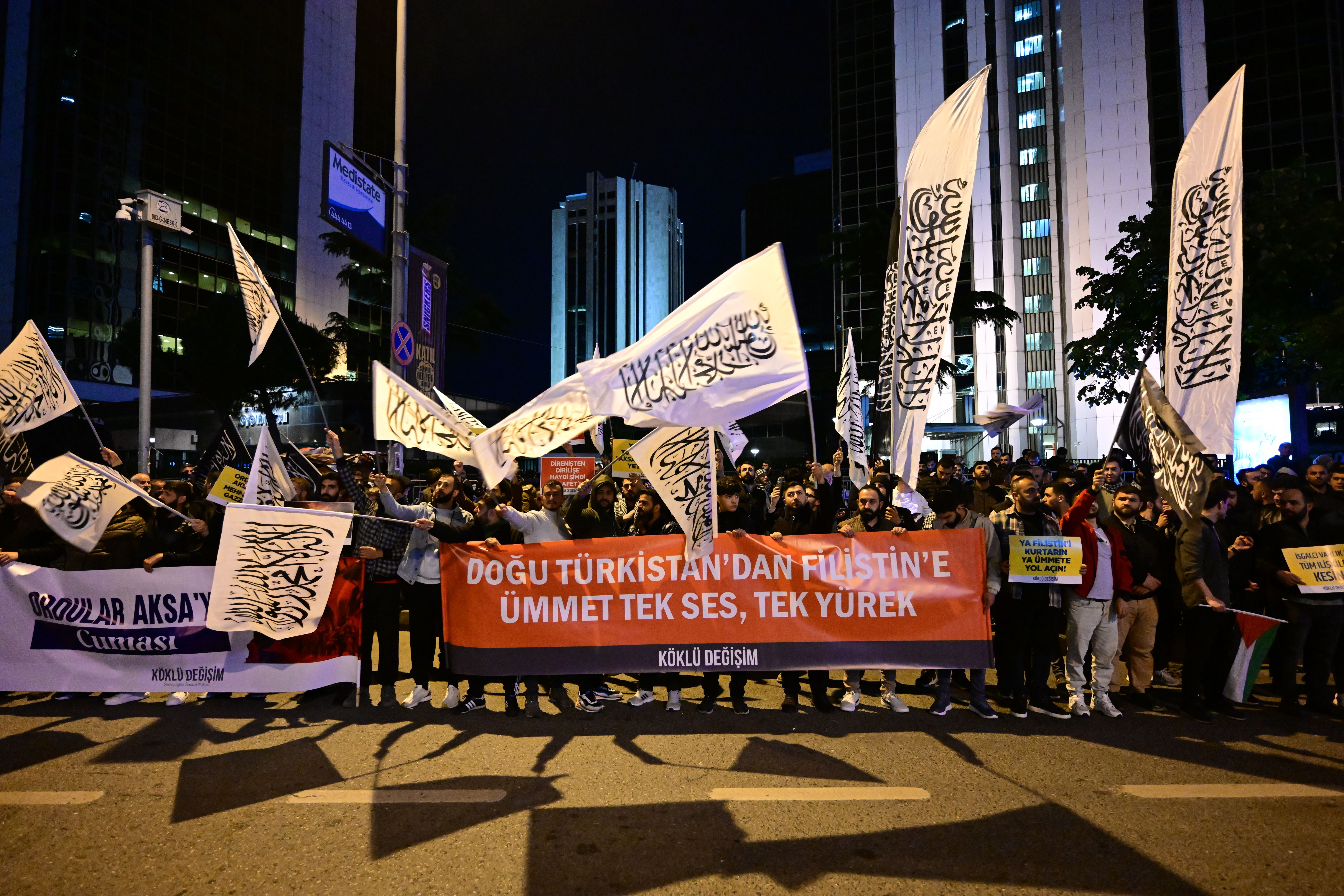 Gazze ve Refah'ta son durum... İsrail sivillerin bulunduğu kampı bombaladı! Vahşetin boyutu ortaya çıktı İsrail Gazze ve Refah'ta sivilleri bombaladı! Türkiye, Fransa, BM ve İran'dan peş peşe tepki - 2. Resim