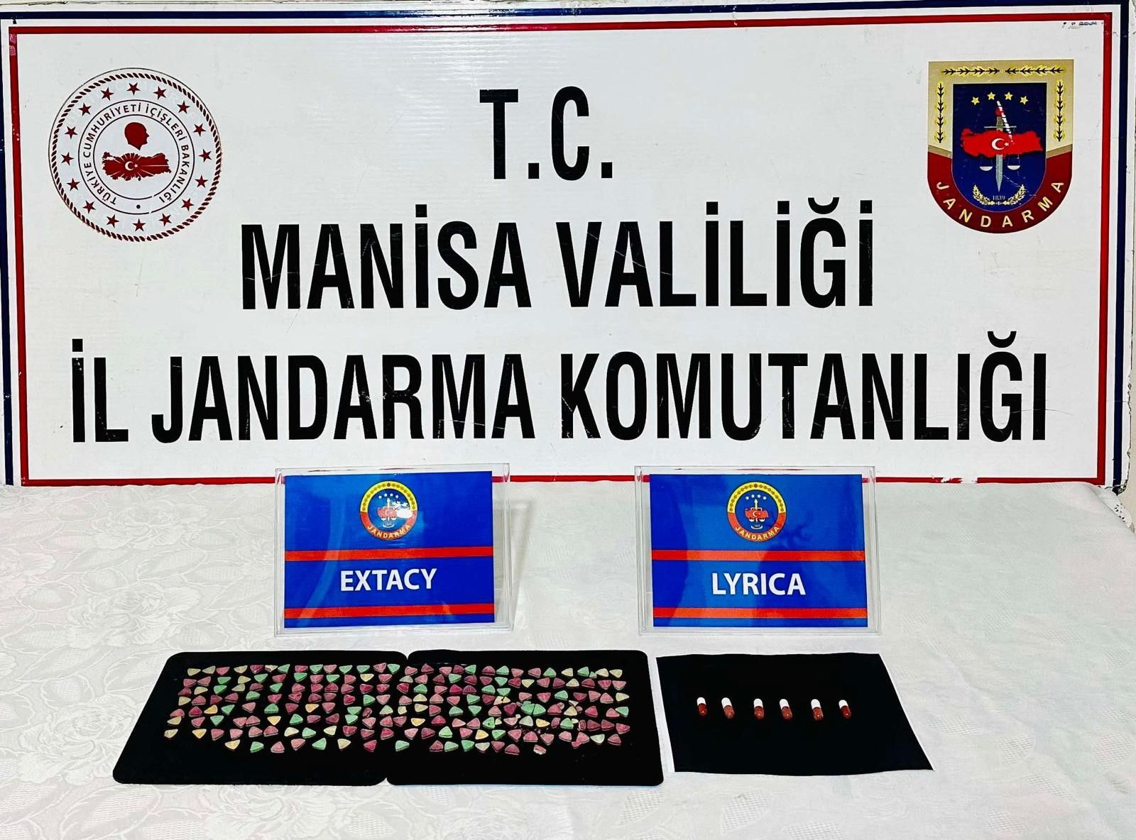 Jandarma'dan uyuşturucu operasyonu! Zehir tacirleri duvara tosladı Jandarma'dan uyuşturucu operasyonu! Zehir tacirleri duvara tosladı - 1. Resim