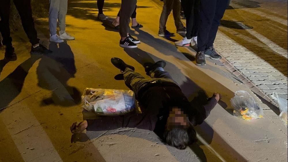 Kanlar içinde yerde yatan adam yardıma gelenlerden sigara istedi! Kanlar içinde yerde yatan adam yardıma gelenlerden sigara istedi! - 1. Resim