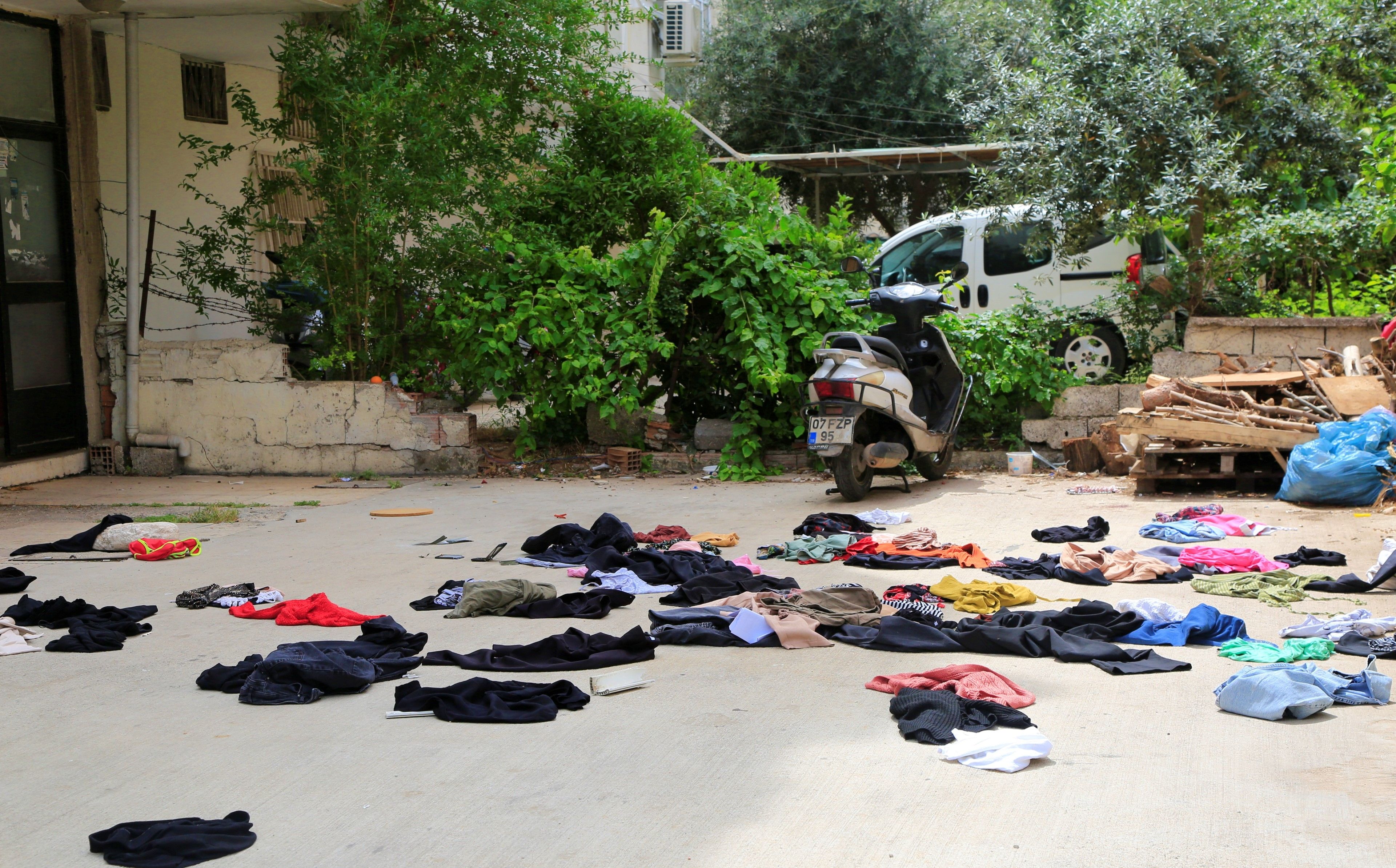 Kendisini eve kilitleyip balkona çıktı, her şey o anda başladı! Ekipler harekete geçti - 1. Resim