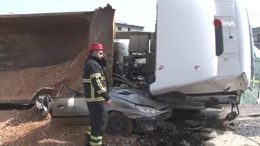 Mersin'den sonra şimdi de Hatay! Kamyonun altında kaldılar Mersin'den sonra şimdi de Hatay! Kamyonun altında kaldılar - 1. Resim