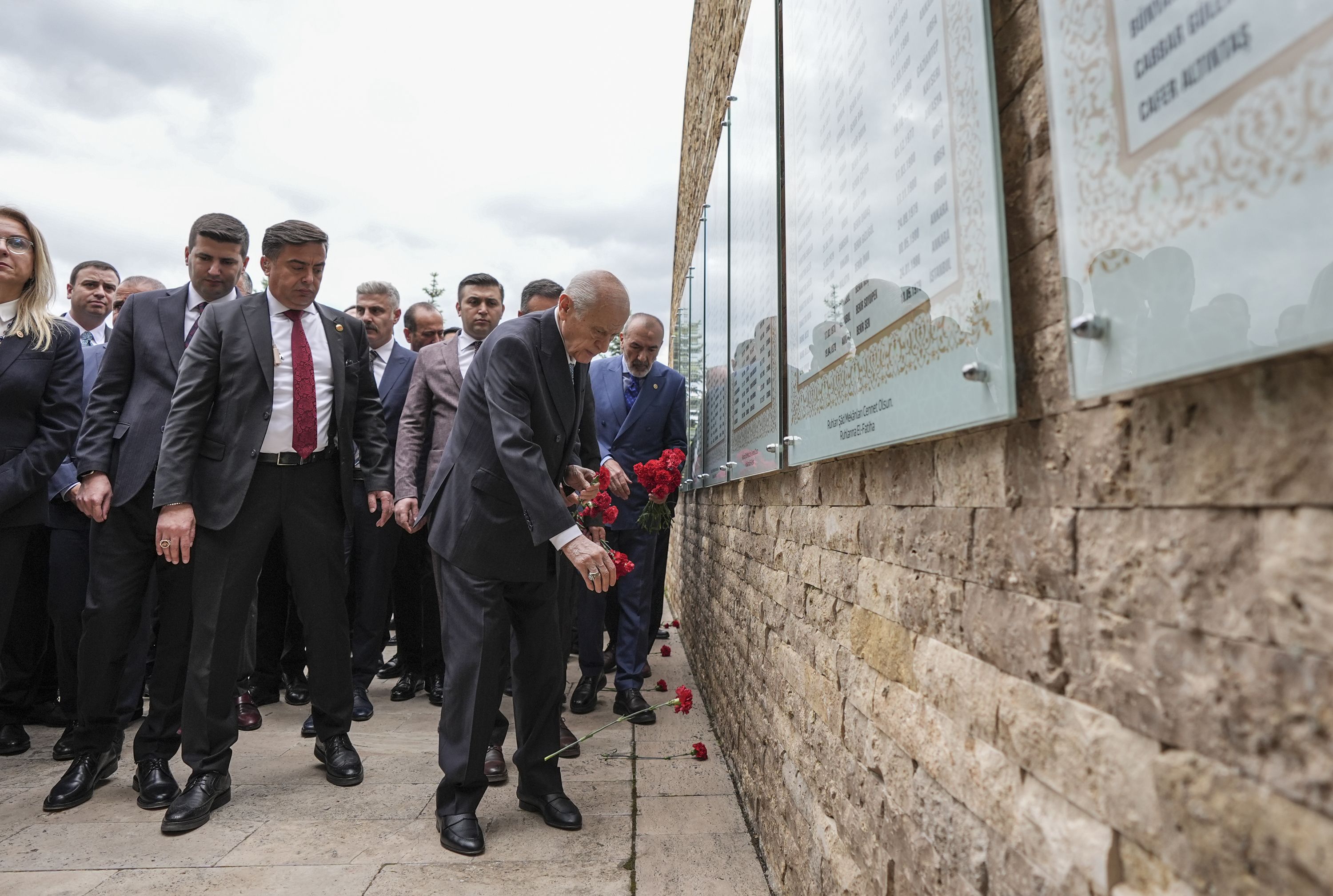 MHP Genel Başkanı Devlet Bahçeli'den ülkücüleri hedef alanlara sert tepki: Ülkücü kanı taşıyan alçaklarla hesaplaşacağız MHP Genel Başkanı Devlet Bahçeli'den ülkücüleri hedef alanlara sert tepki: Ülkücü kanı taşıyan alçaklarla hesaplaşacağız - 3. Resim