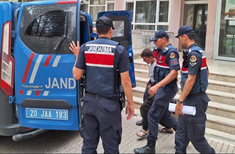 Oğlu tarafından silahlı saldırıya uğrayan babanın nasıl hayatta kaldığı ortaya çıktı! Anne katili genç tutuklandı Oğlu tarafından silahlı saldırıya uğrayan babanın nasıl hayatta kaldığı ortaya çıktı! Anne katili genç tutuklandı - 2. Resim