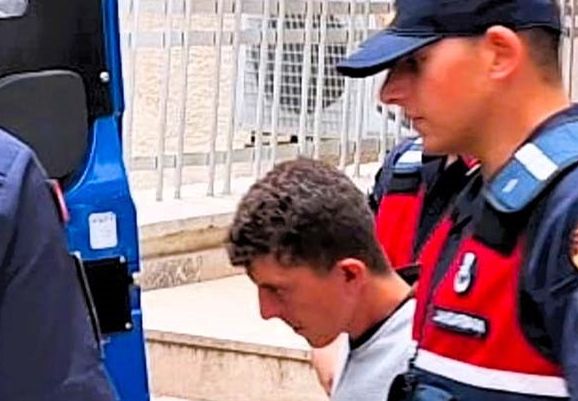 Oğlu tarafından silahlı saldırıya uğrayan babanın nasıl hayatta kaldığı ortaya çıktı! Anne katili genç tutuklandı Oğlu tarafından silahlı saldırıya uğrayan babanın nasıl hayatta kaldığı ortaya çıktı! Anne katili genç tutuklandı - 1. Resim