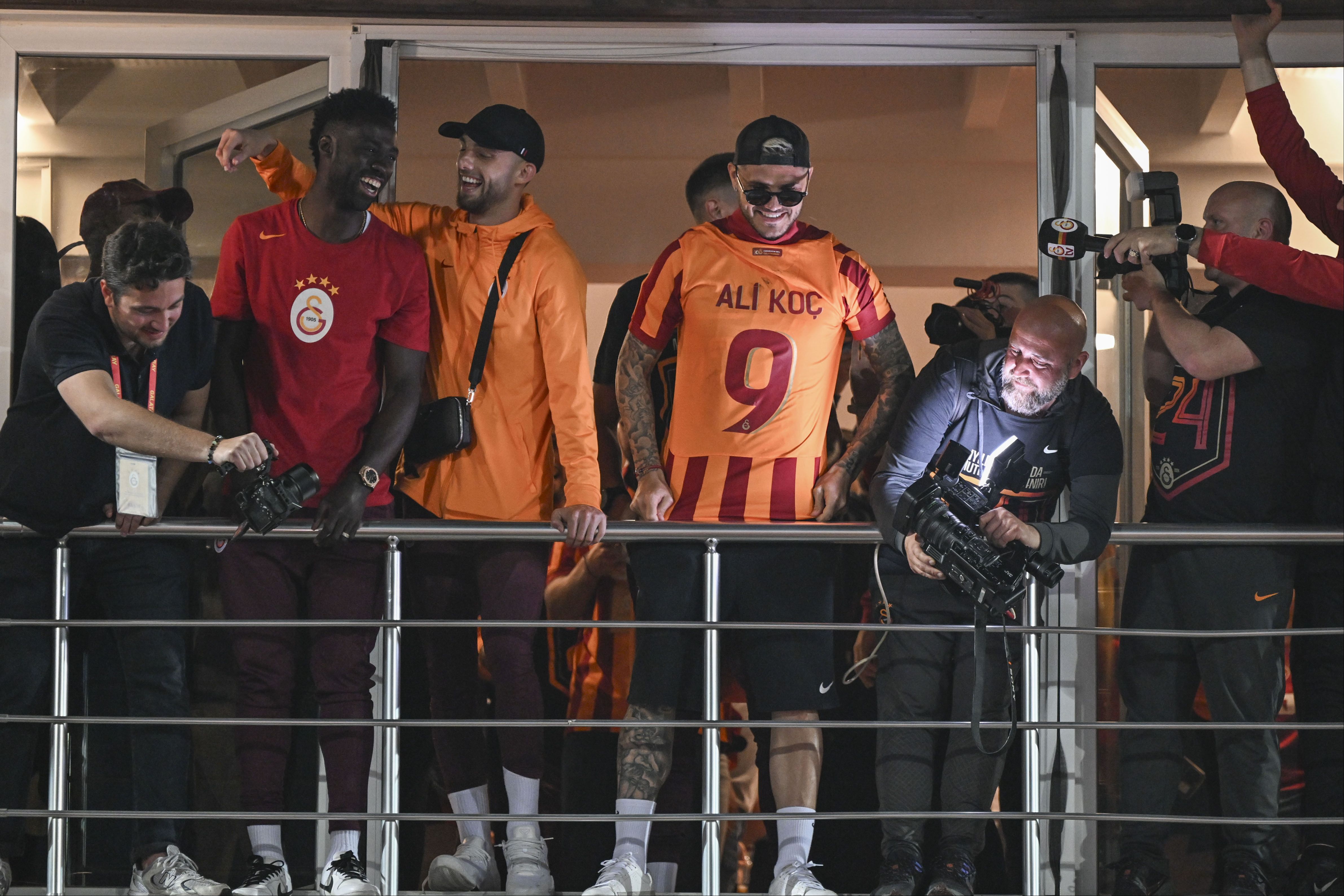 Şampiyon Galatasaray'ın gol kralı Icardi üstünde Ali Koç yazan forma giydi Şampiyon Galatasaray'ın gol kral Icardi üstünde Ali Koç yazan forma giydi - 3. Resim