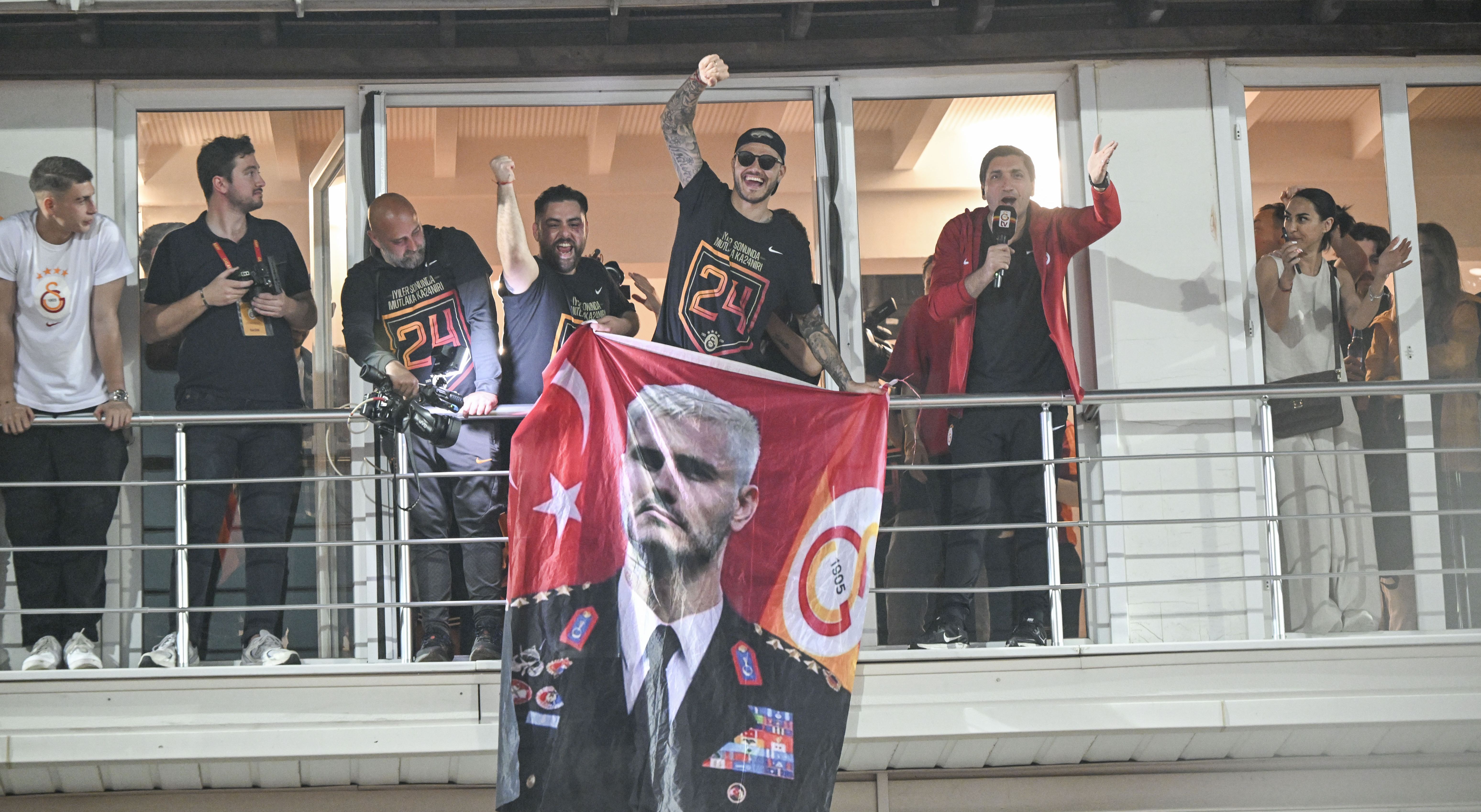 Şampiyon Galatasaray'ın gol kralı Icardi üstünde Ali Koç yazan forma giydi Şampiyon Galatasaray'ın gol kral Icardi üstünde Ali Koç yazan forma giydi - 1. Resim