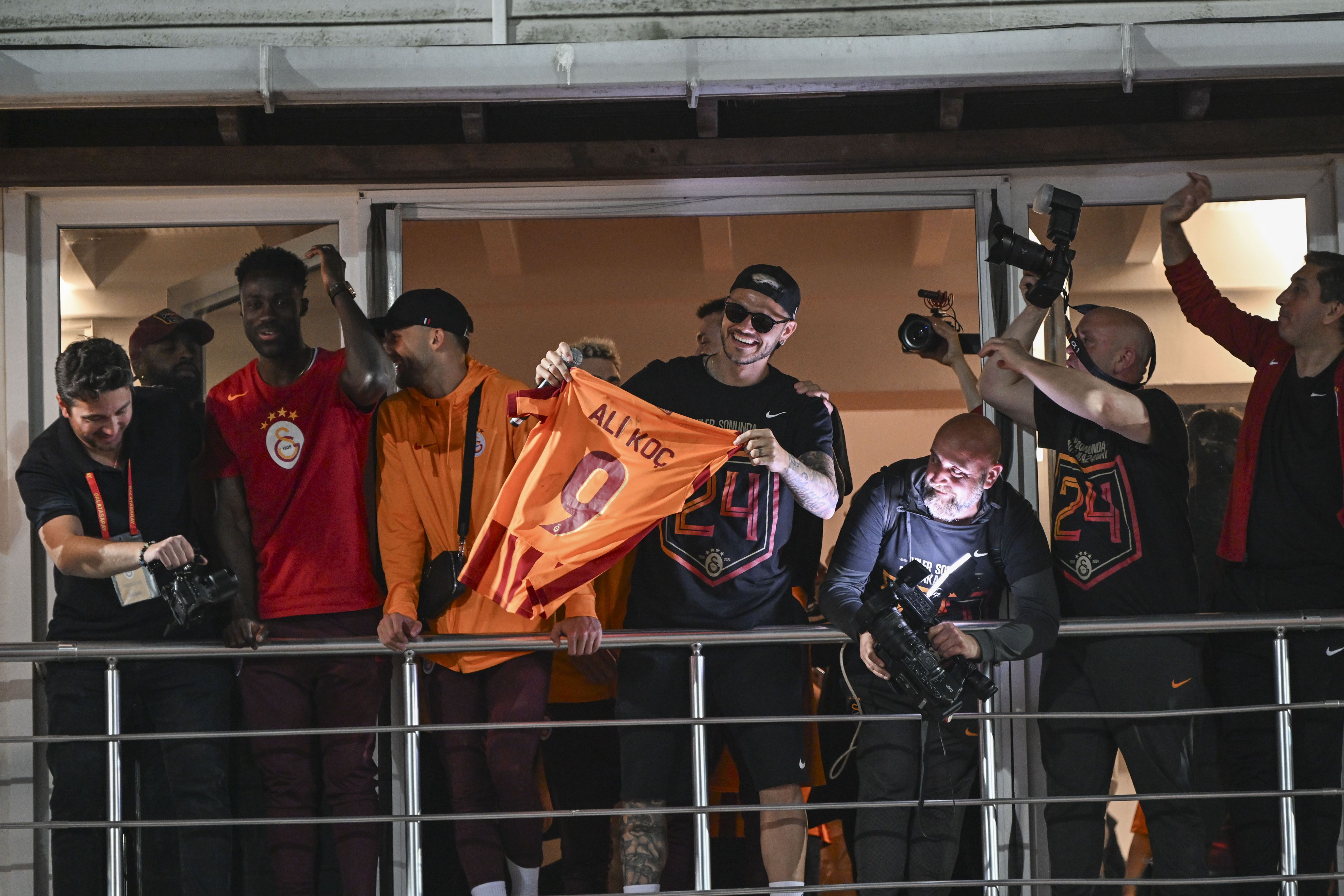 Şampiyon Galatasaray'ın gol kralı Icardi üstünde Ali Koç yazan forma giydi Şampiyon Galatasaray'ın gol kral Icardi üstünde Ali Koç yazan forma giydi - 2. Resim
