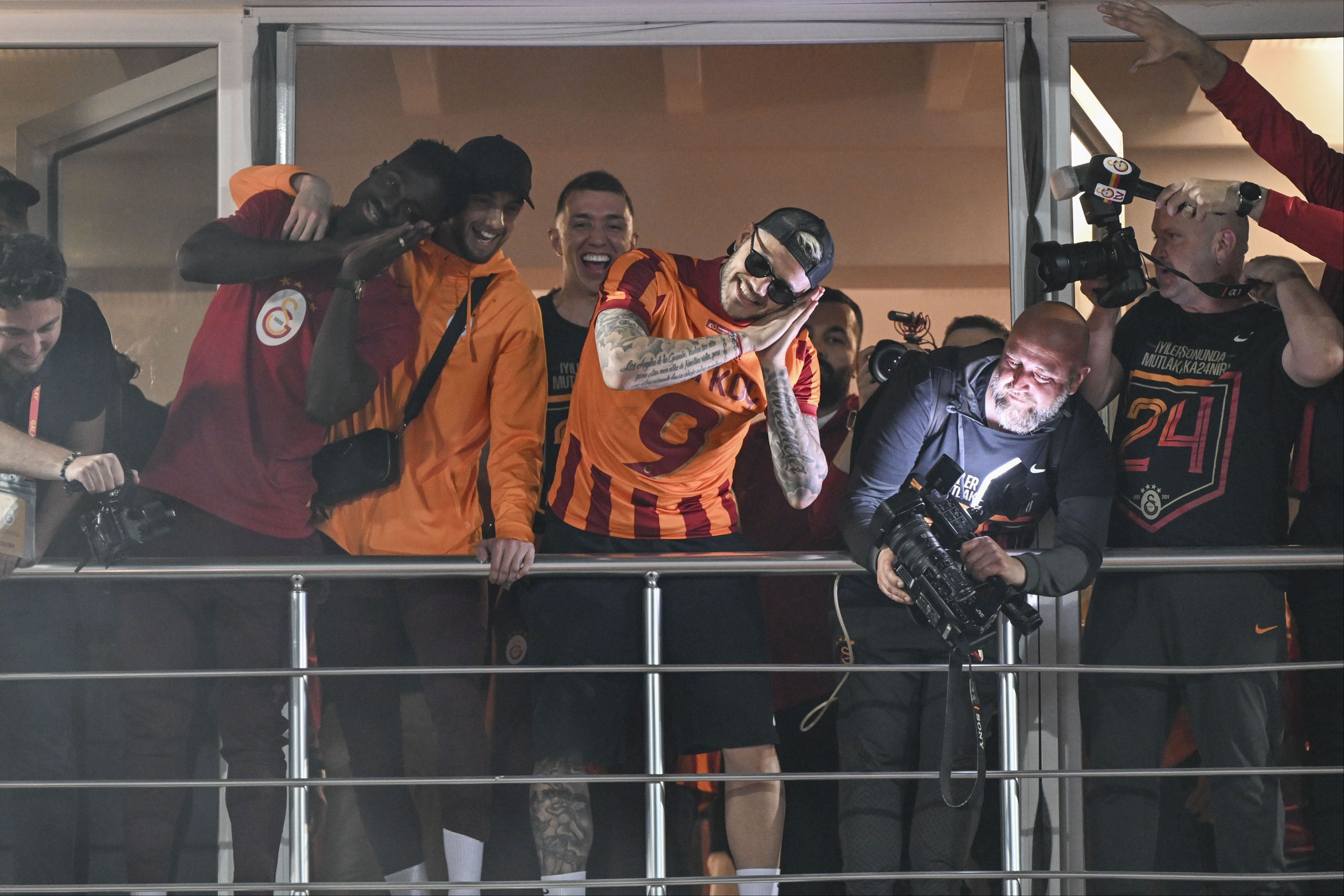 Şampiyon Galatasaray'ın gol kralı Icardi üstünde Ali Koç yazan forma giydi Şampiyon Galatasaray'ın gol kral Icardi üstünde Ali Koç yazan forma giydi - 4. Resim