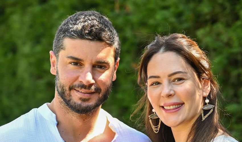 Yıldız Çağrı Atiksoy ile Berk Oktay çiftinden kızları ile ilk aile pozu Yıldız Çağrı Atiksoy ile Berk Atan çiftinden kızları ile ilk aile pozu - 1. Resim