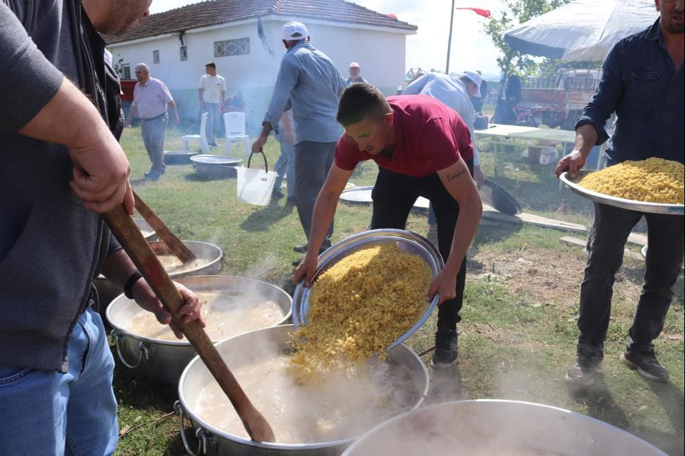Yok böyle muhtar! Mahallelinin hem gözü hem de karnı bayram etti - 3. Resim