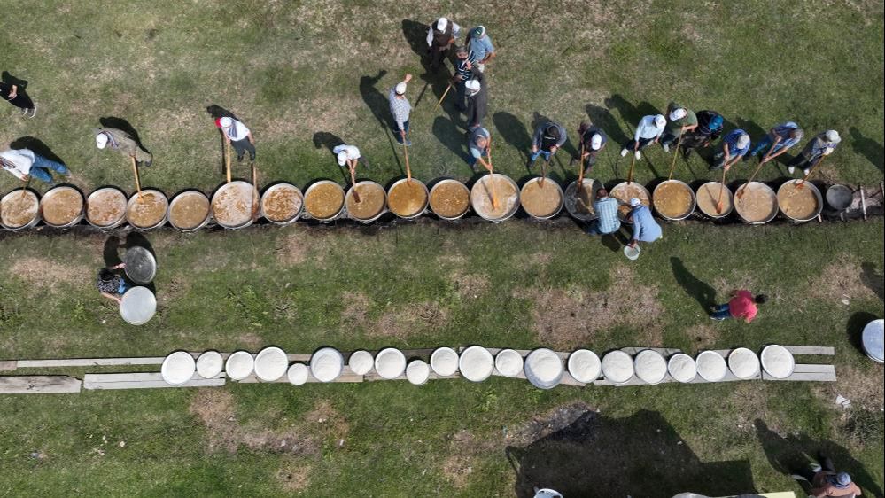 Yok böyle muhtar! Mahallelinin hem gözü hem de karnı bayram etti - 1. Resim