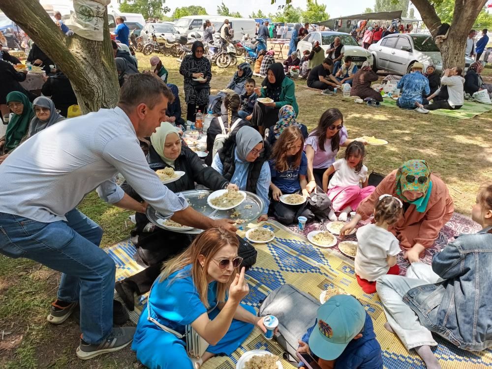 Yok böyle muhtar! Mahallelinin hem gözü hem de karnı bayram etti - 5. Resim