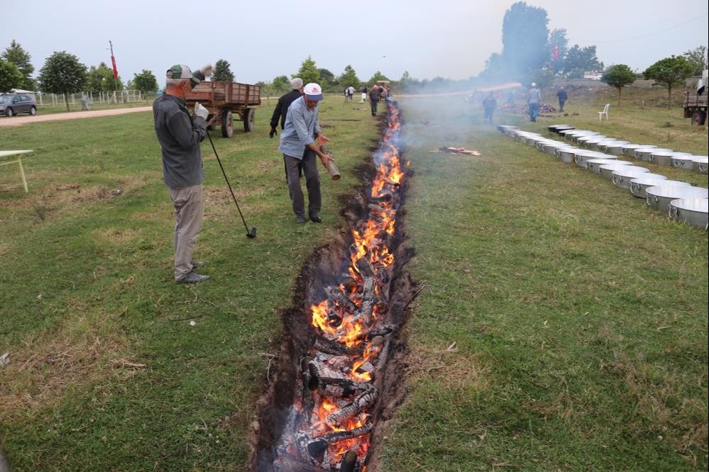 Yok böyle muhtar! Mahallelinin hem gözü hem de karnı bayram etti - 2. Resim