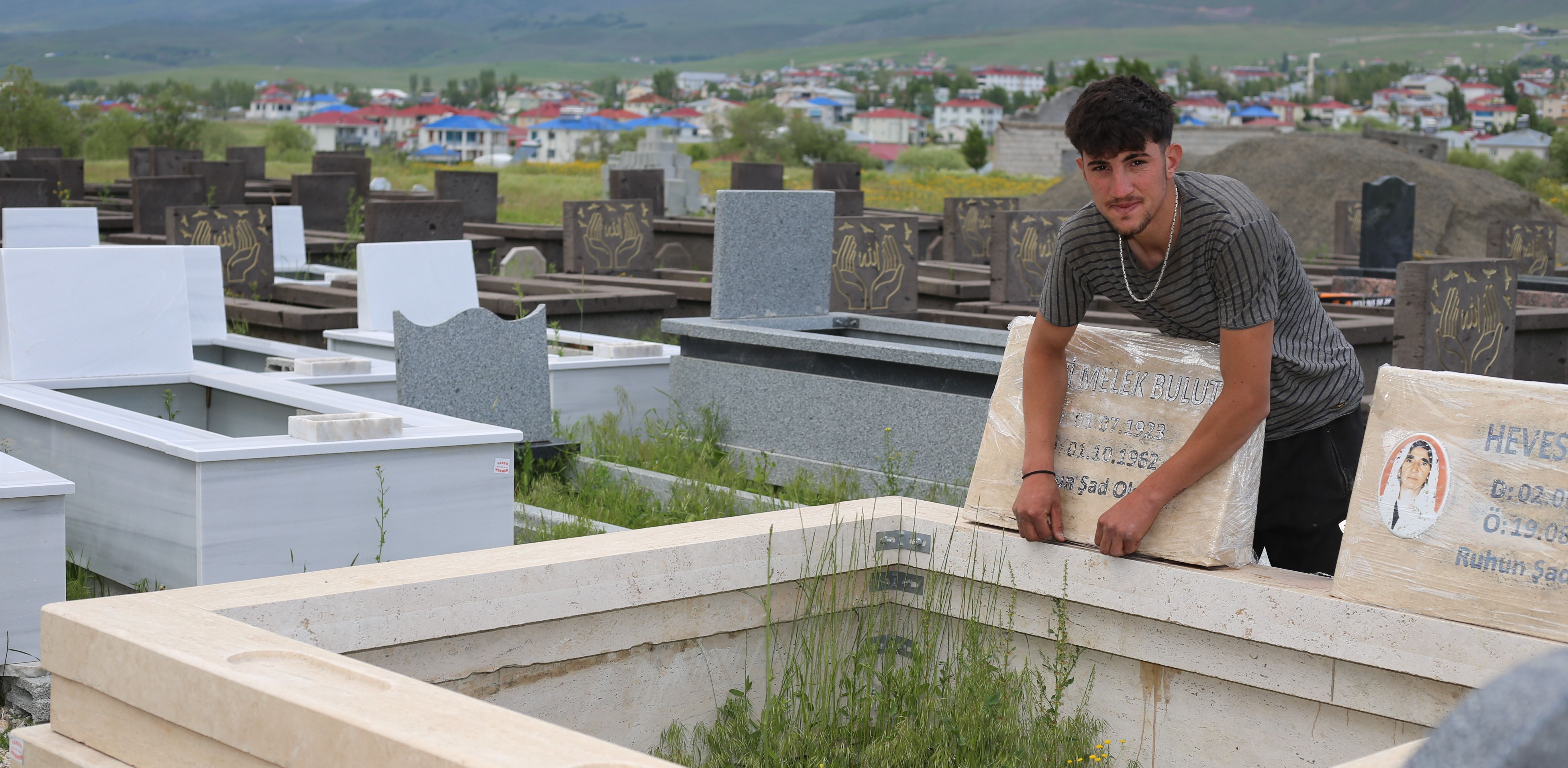 Böyle kampanya görülmedi! Ölmeyen kaynana için yüzde 50 indirimli mezar taşı... - 2. Resim