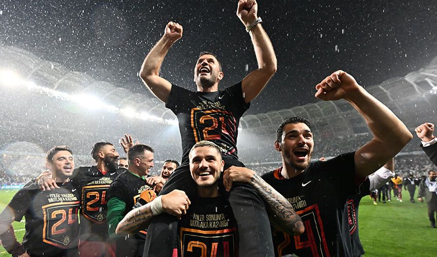 Dursun Özbek'ten şampiyon hocaya zam! Okan Buruk'un yeni maaşı belli oldu Dursun Özbek'ten şampiyon hocaya zam! Okan Buruk'un yeni maaşı belli oldu - 1. Resim