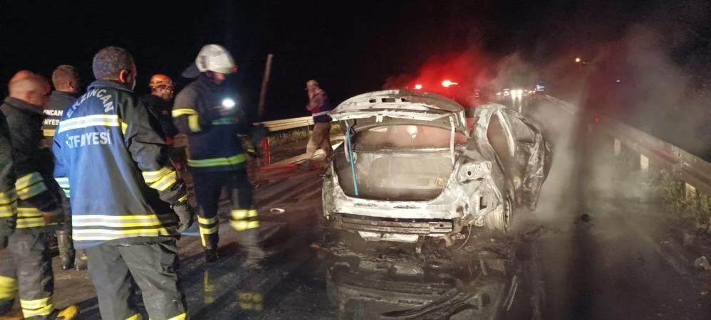 Erzincan'da feci kaza! Bariyerlere çarpan araç alev aldı, yanarak can verdi Erzincan'da feci kaza! Bariyerlere çarpan araç alev aldı, yanarak can verdi - 3. Resim