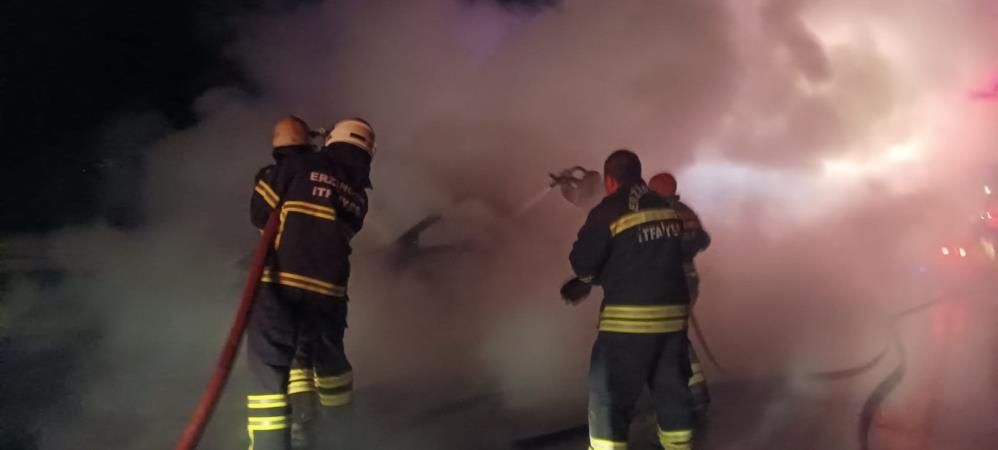 Erzincan'da feci kaza! Bariyerlere çarpan araç alev aldı, yanarak can verdi Erzincan'da feci kaza! Bariyerlere çarpan araç alev aldı, yanarak can verdi - 1. Resim