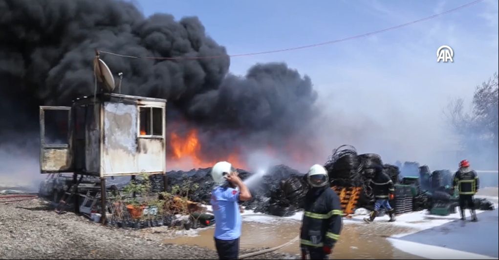 Gaziantep'te işyerinde feci yangın! Alevler çevredeki araçları kül etti - 1. Resim