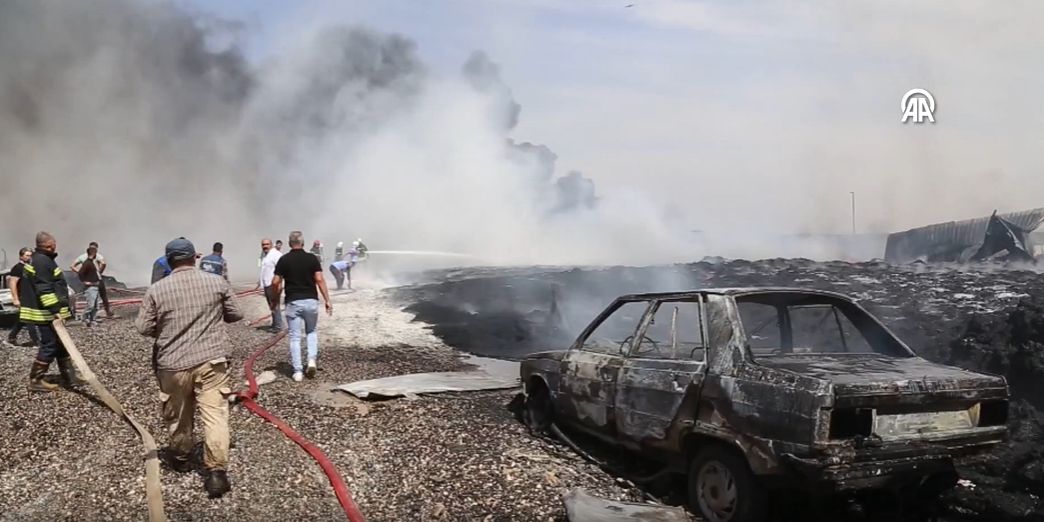 Gaziantep'te işyerinde feci yangın! Alevler çevredeki araçları kül etti - 3. Resim