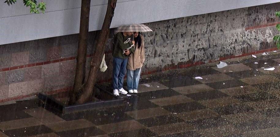 Meteoroloji uyarmıştı! Ankara'da sağanak başladı Meteoroloji uyarmıştı! Ankara'da sağanak başladı - 1. Resim