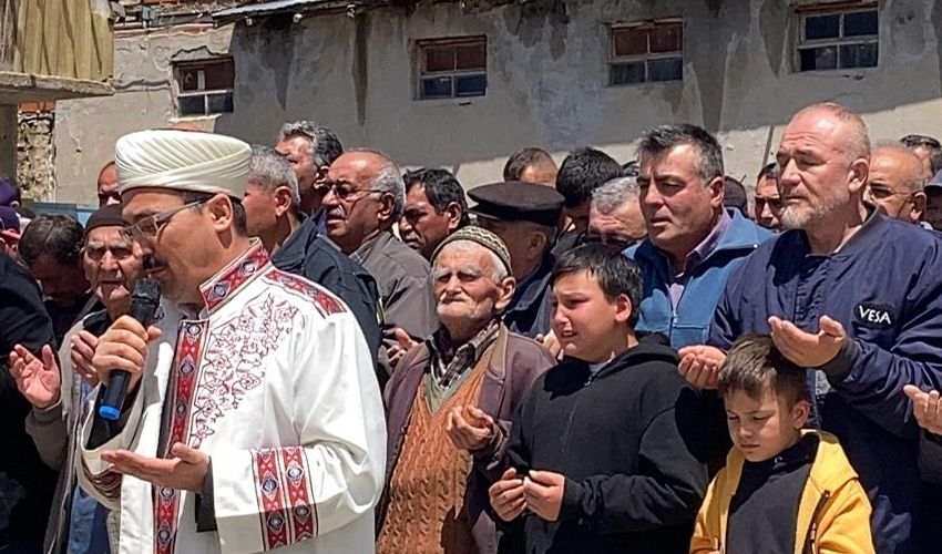Nişan alışverişinden dönerken feci şekilde can verdiler! Cenazede acı detay… Nişan alışverişinden dönerken feci şekilde can verdiler! Cenazede acı detay… - 5. Resim