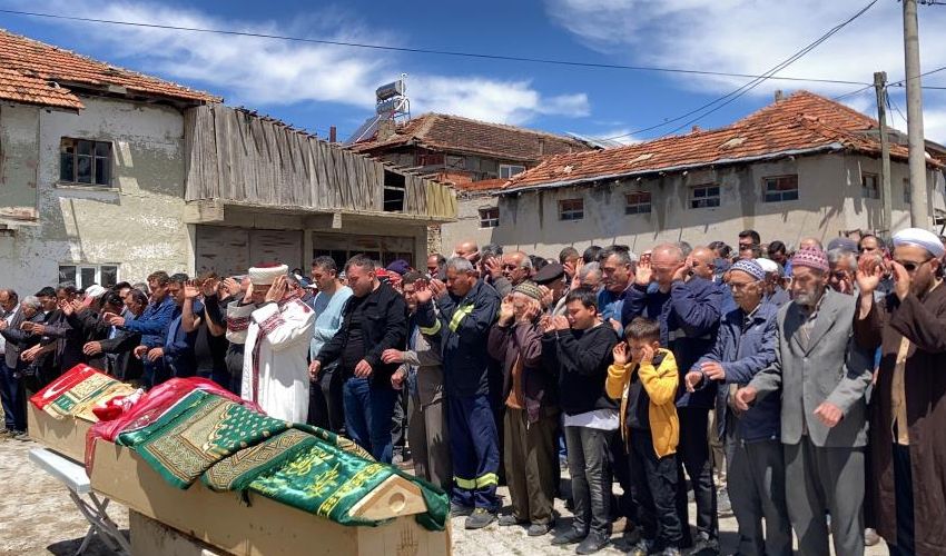 Nişan alışverişinden dönerken feci şekilde can verdiler! Cenazede acı detay… Nişan alışverişinden dönerken feci şekilde can verdiler! Cenazede acı detay… - 3. Resim