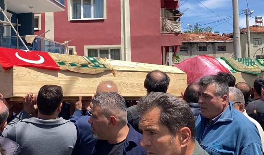 Nişan alışverişinden dönerken feci şekilde can verdiler! Cenazede acı detay… Nişan alışverişinden dönerken feci şekilde can verdiler! Cenazede acı detay… - 4. Resim