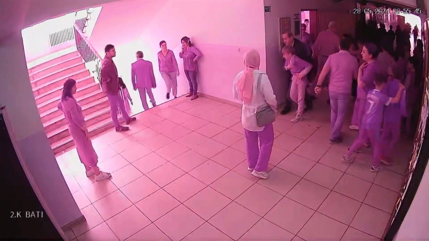 Okul müdürü Heimlich manevrasıyla öğrencisi kurtardı! İşte o anlar Okul müdürü Heimlich manevrasıyla öğrencisi kurtardı! İşte o anlar - 1. Resim