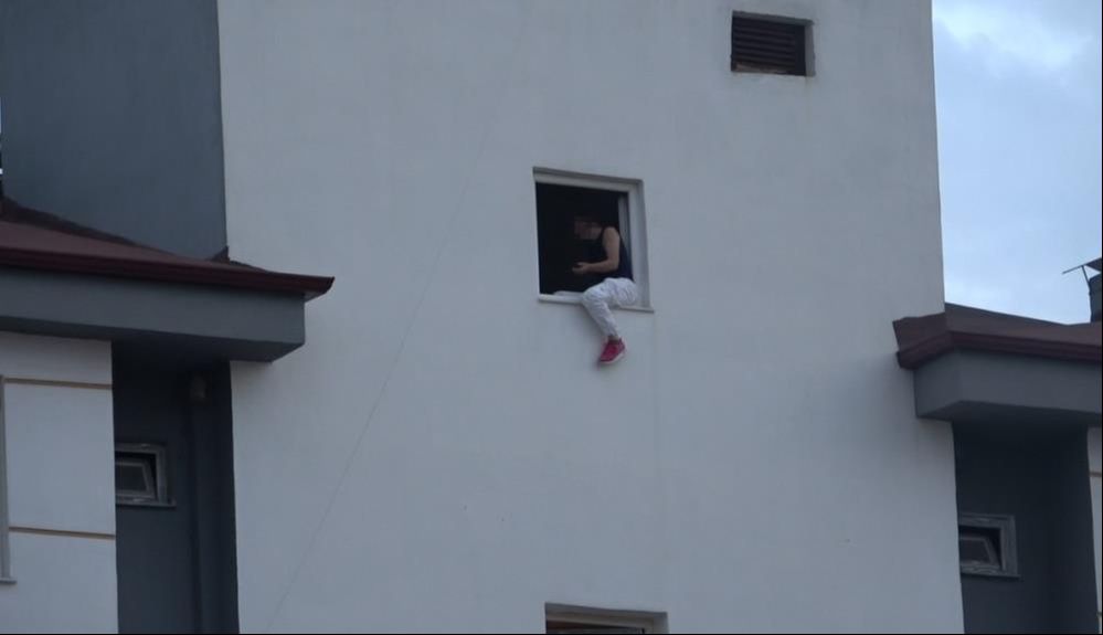 Sokakta oynayan &ccedil;ocukları binaya alıp &uuml;zerlerine benzin d&ouml;kt&uuml;! - 3. Resim