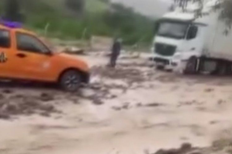 Türkiye'ye bahar gelmiyor! Başkent dahil pek çok ili sağanak vurdu - 1. Resim