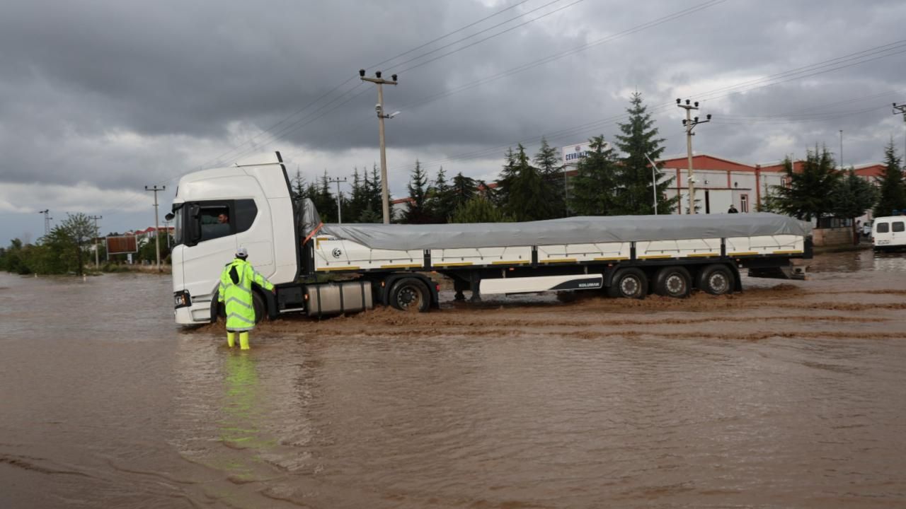 Türkiye'ye bahar gelmiyor! Başkent dahil pek çok ili sağanak vurdu - 2. Resim