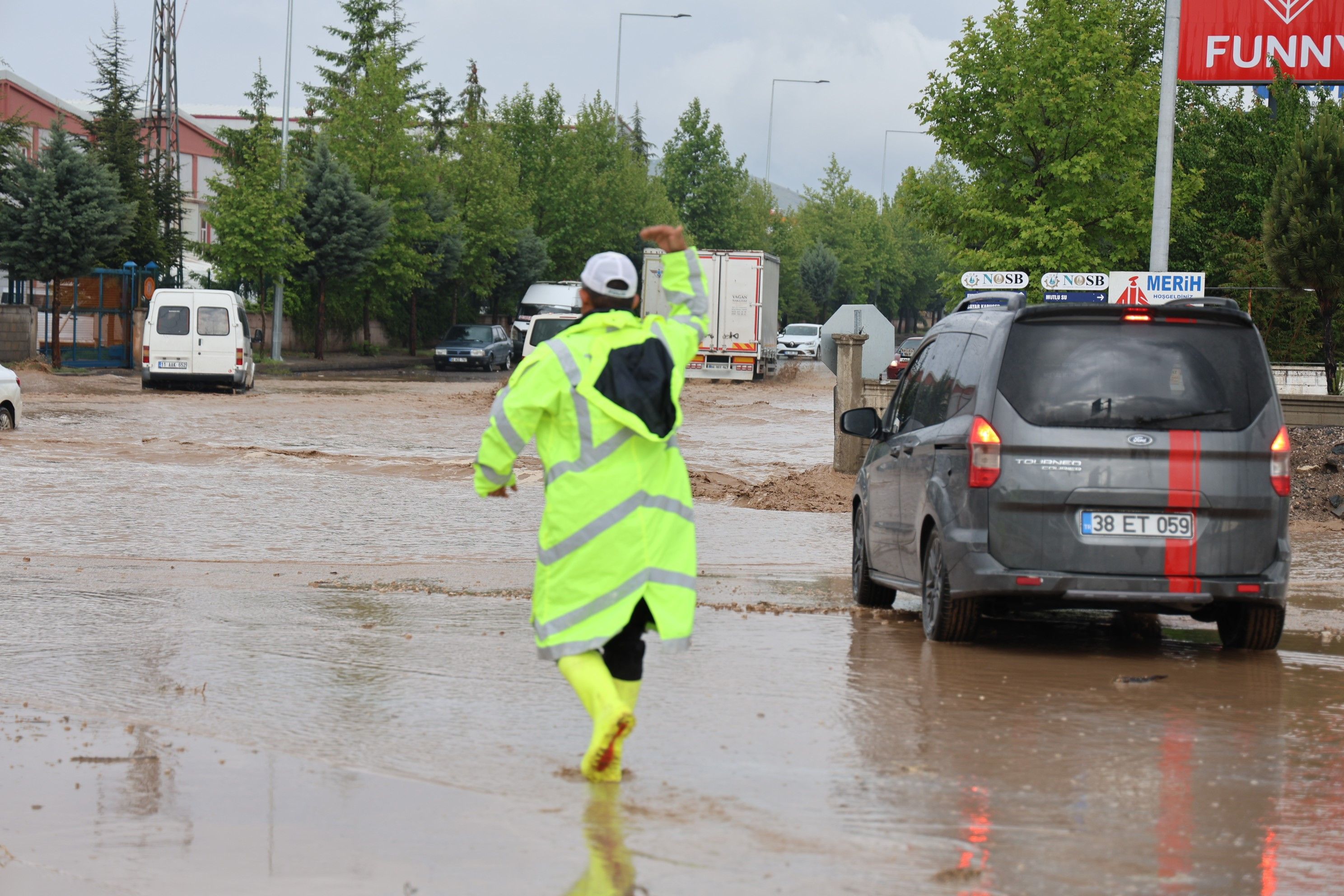 Türkiye'ye bahar gelmiyor! Başkent dahil pek çok ili sağanak vurdu - 5. Resim