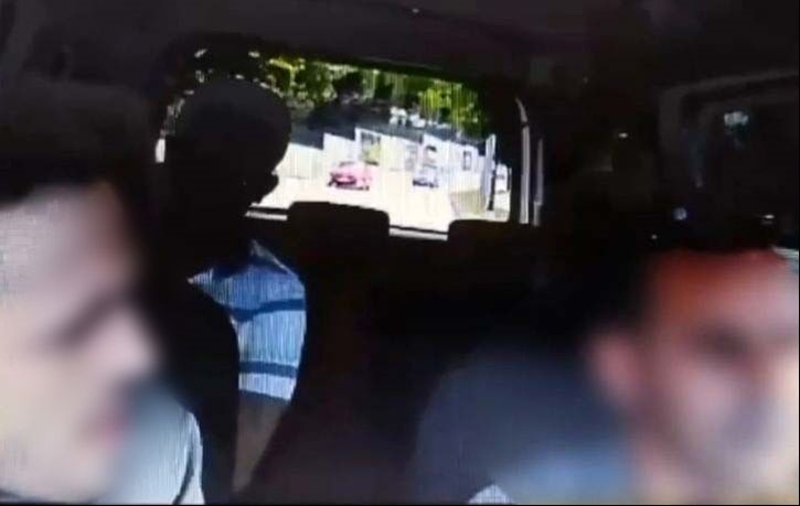 Yolcu taksiciyi darp etti, o anlar kameraya yansıdı Yolcu taksiciyi darp etti, o anlar kameraya yansıdı - 1. Resim