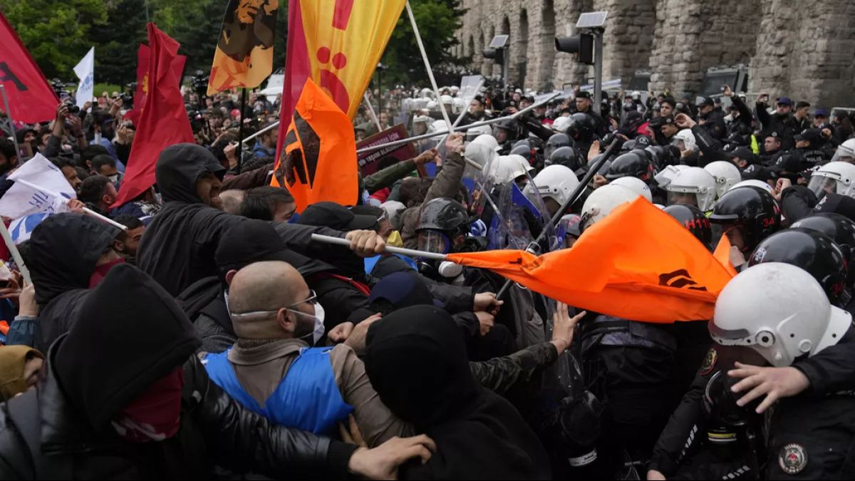 1 Mayıs'ta polisleri yaraladılar! 30 şüphelinin cezası belli oldu 1 Mayıs'ta polisleri yaraladılar! 30 şüphelinin cezası belli oldu - 1. Resim