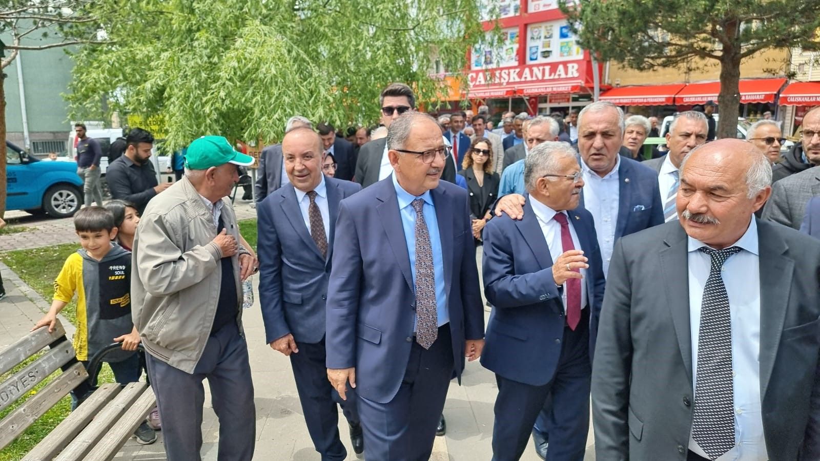 Bakan Özhaseki afet bölgesindeki evlerin sağlamlığını 'fay hattı' örneğiyle anlattı Bakan Özhaseki afet bölgesindeki evlerin sağlamlığını 'fay hattı' örneğiyle anlattı - 1. Resim