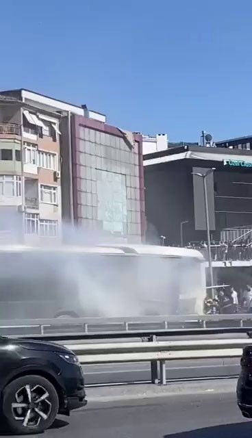 Küçükçekmece Beşyol durağında metrobüs yangını sebebiyle seferler yavaşladı Beşyol durağında metrobüs yangını sebebiyle seferler yavaşladı - 3. Resim
